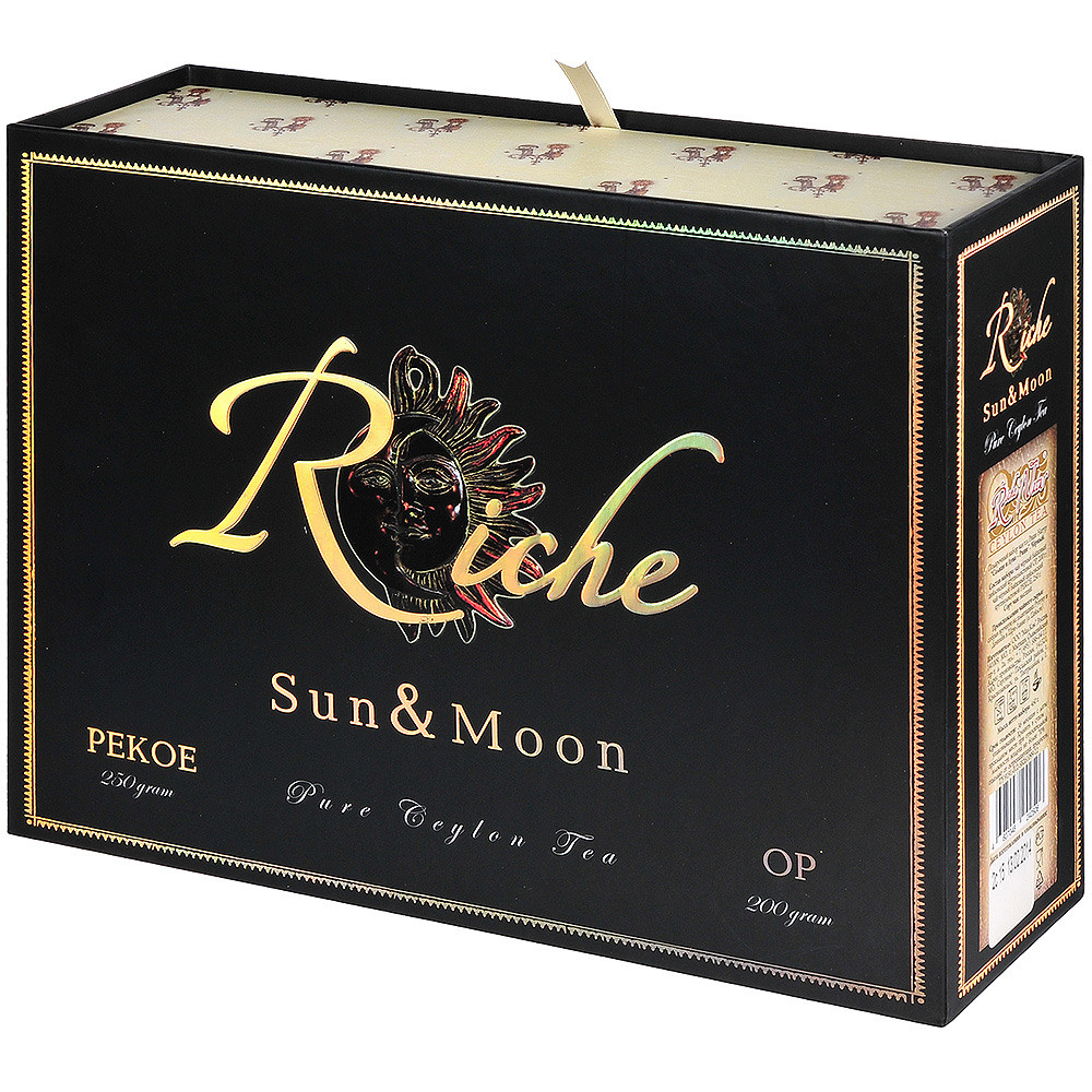 Чёрная коробка элитного листового чая на белом фоне.