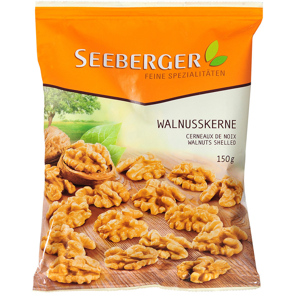 Орехи грецкие в упаковке.