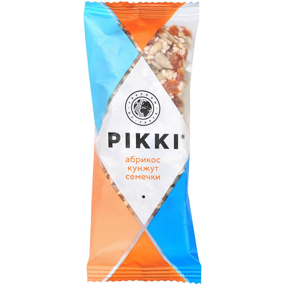 батончик мюсли на белом фоне