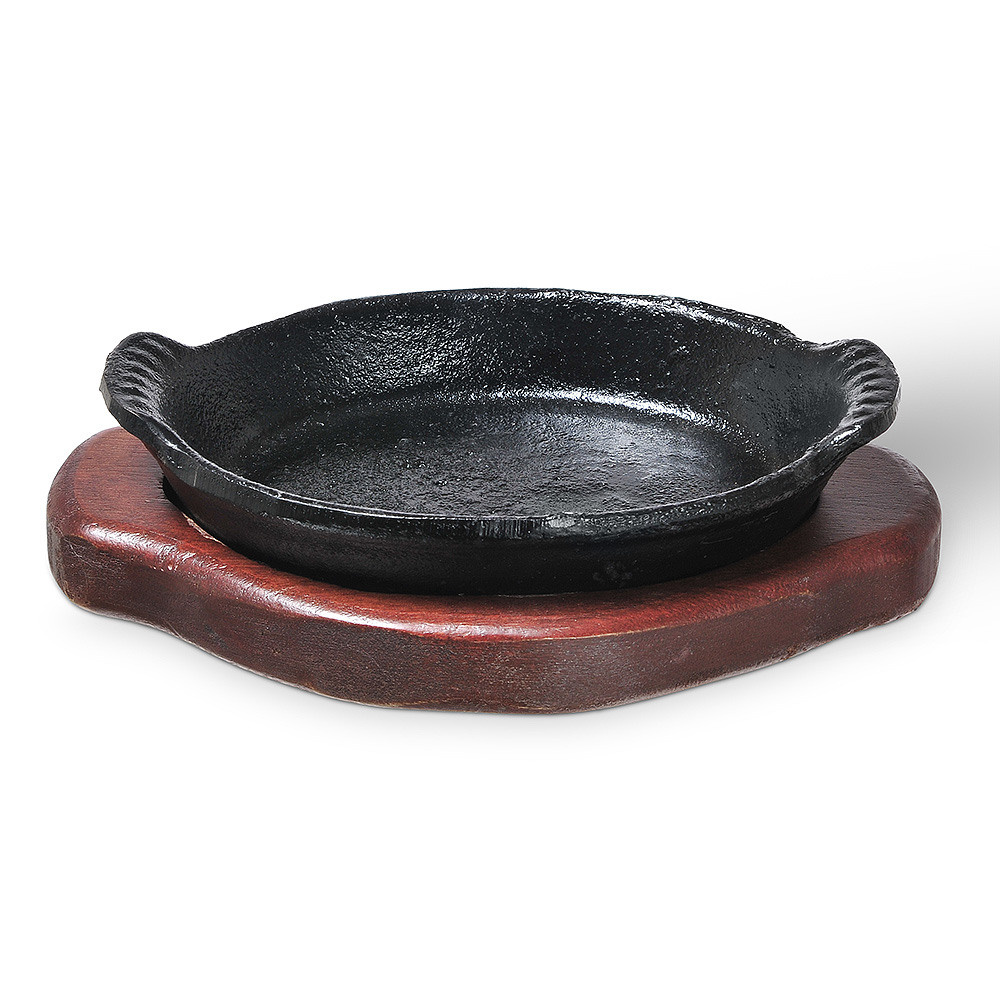 сковорода из чугуна на белом фоне