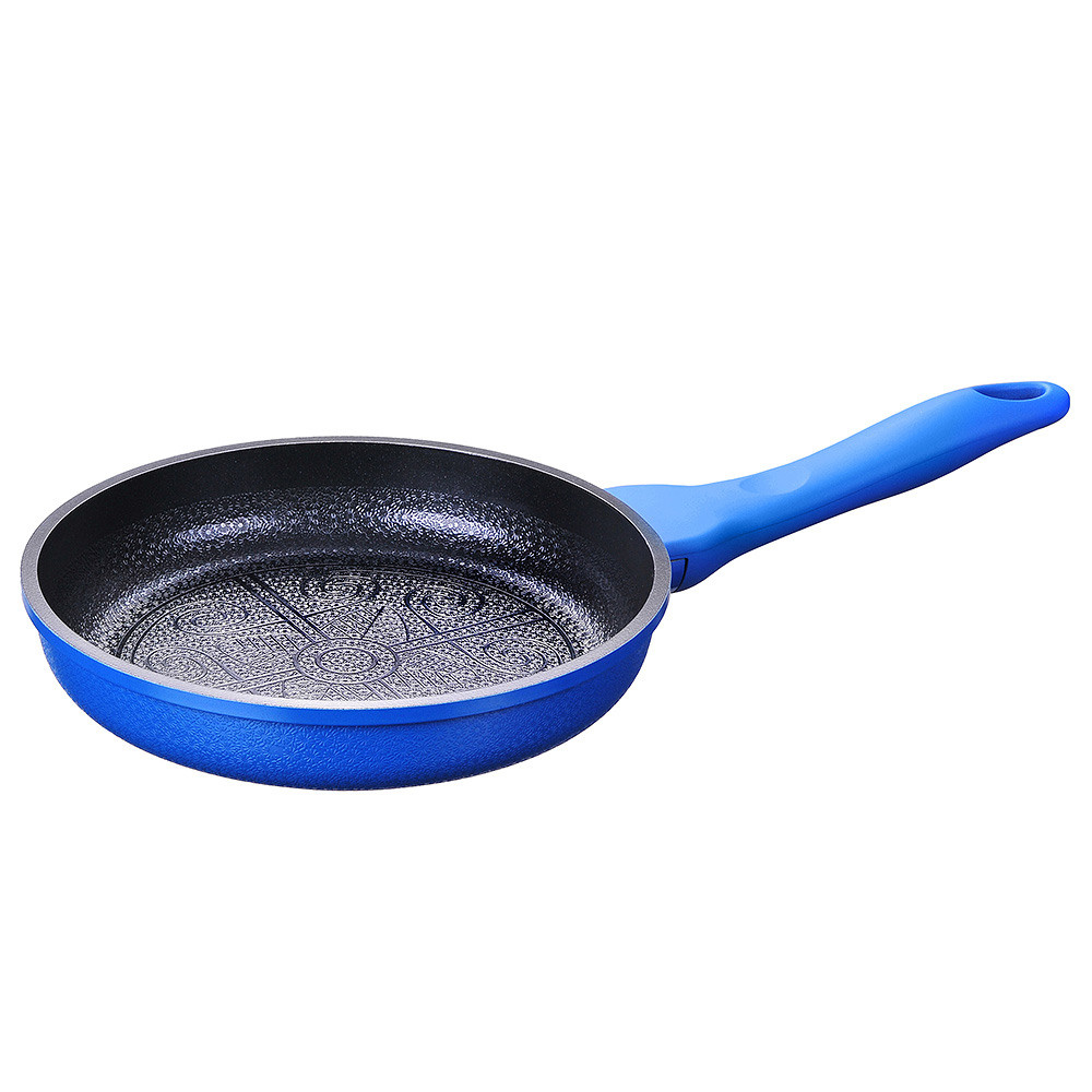 сковорода синего цвета на белом фоне