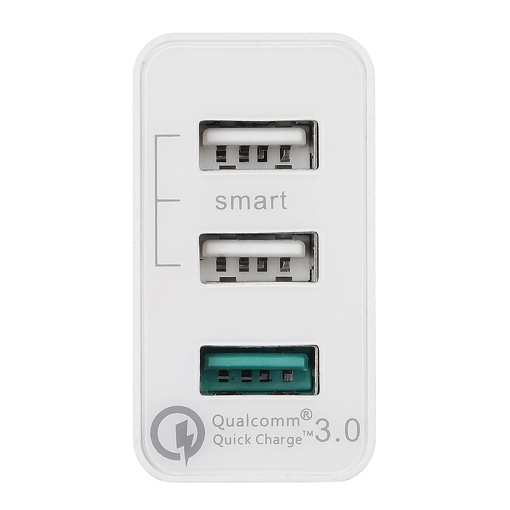 Зарядное сетевое устройство на белом фоне.