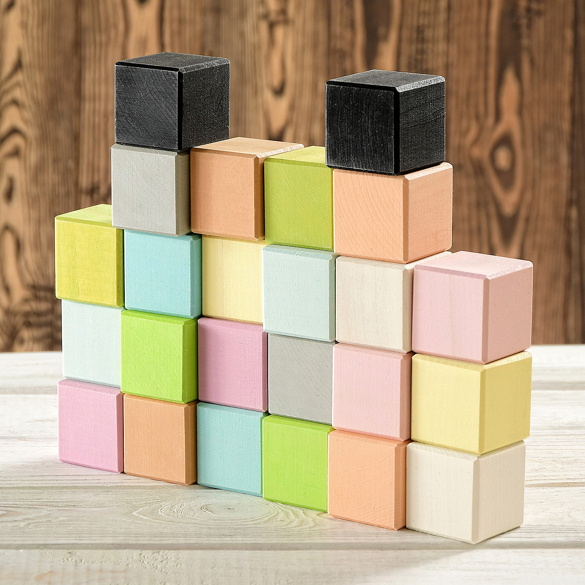 детские кубики из дерева на деревянном фоне