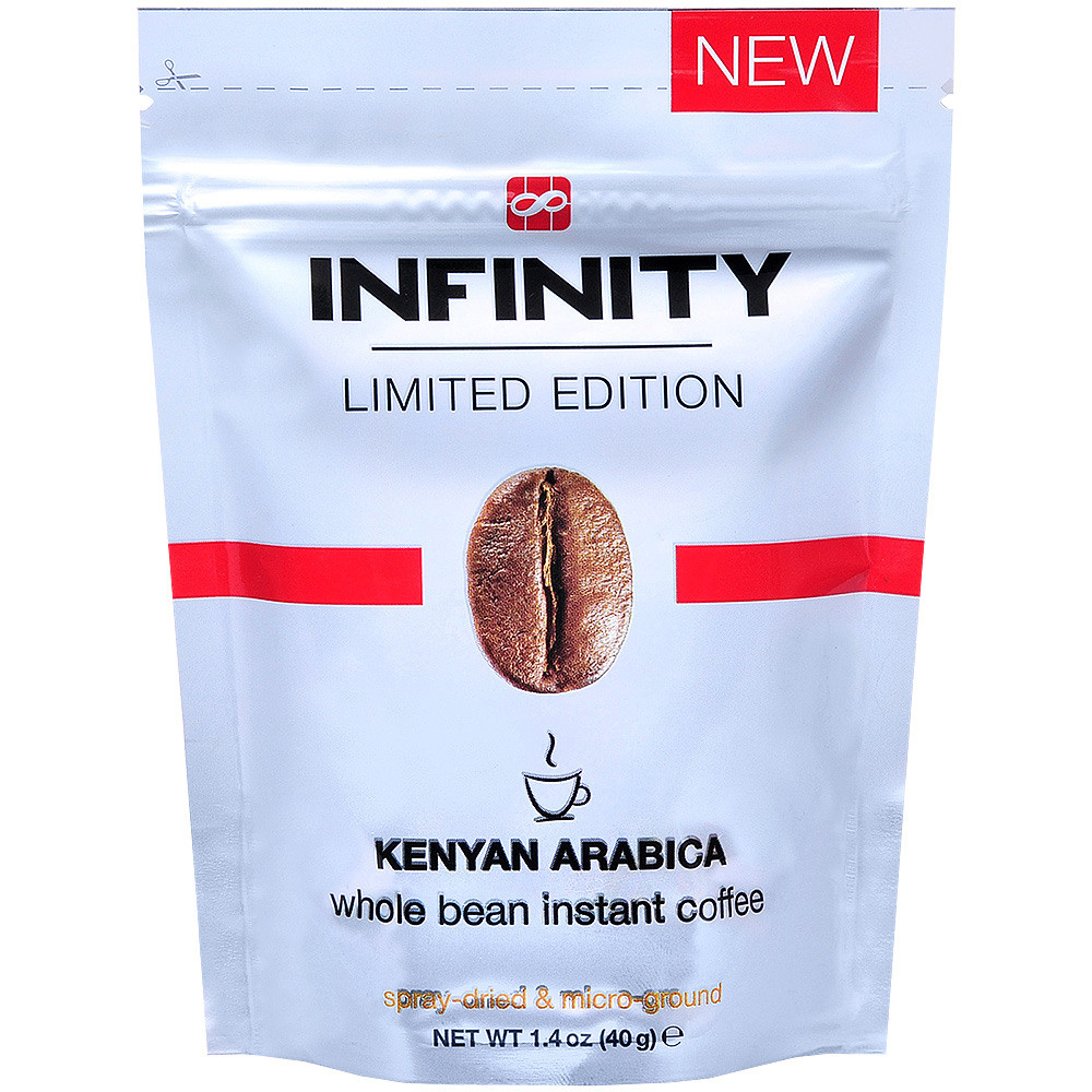 Кофе в голубом пакете на белом фоне.