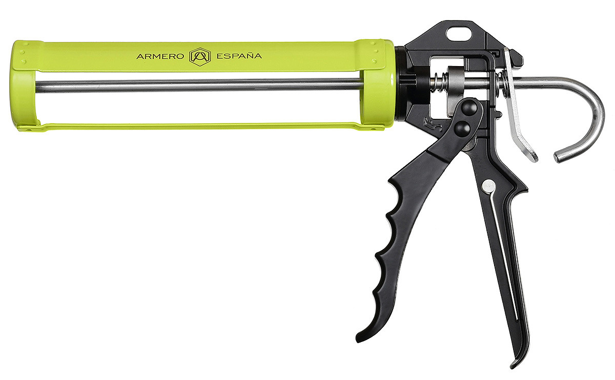 пистолет для герметика с чёрной ручкой на белом фоне