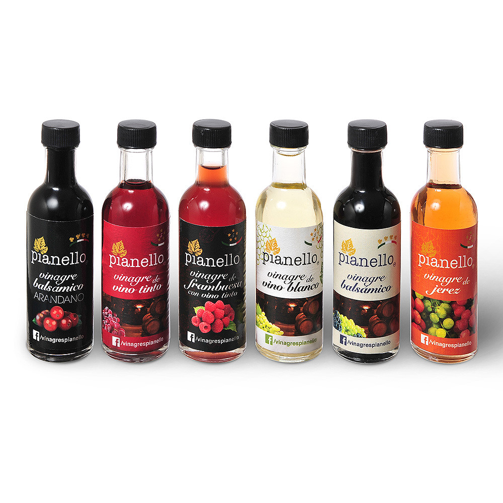 несколько бутылок с соусом на белом фоне