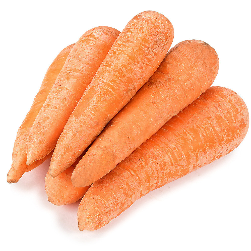 Килограмм моркови на белом фоне