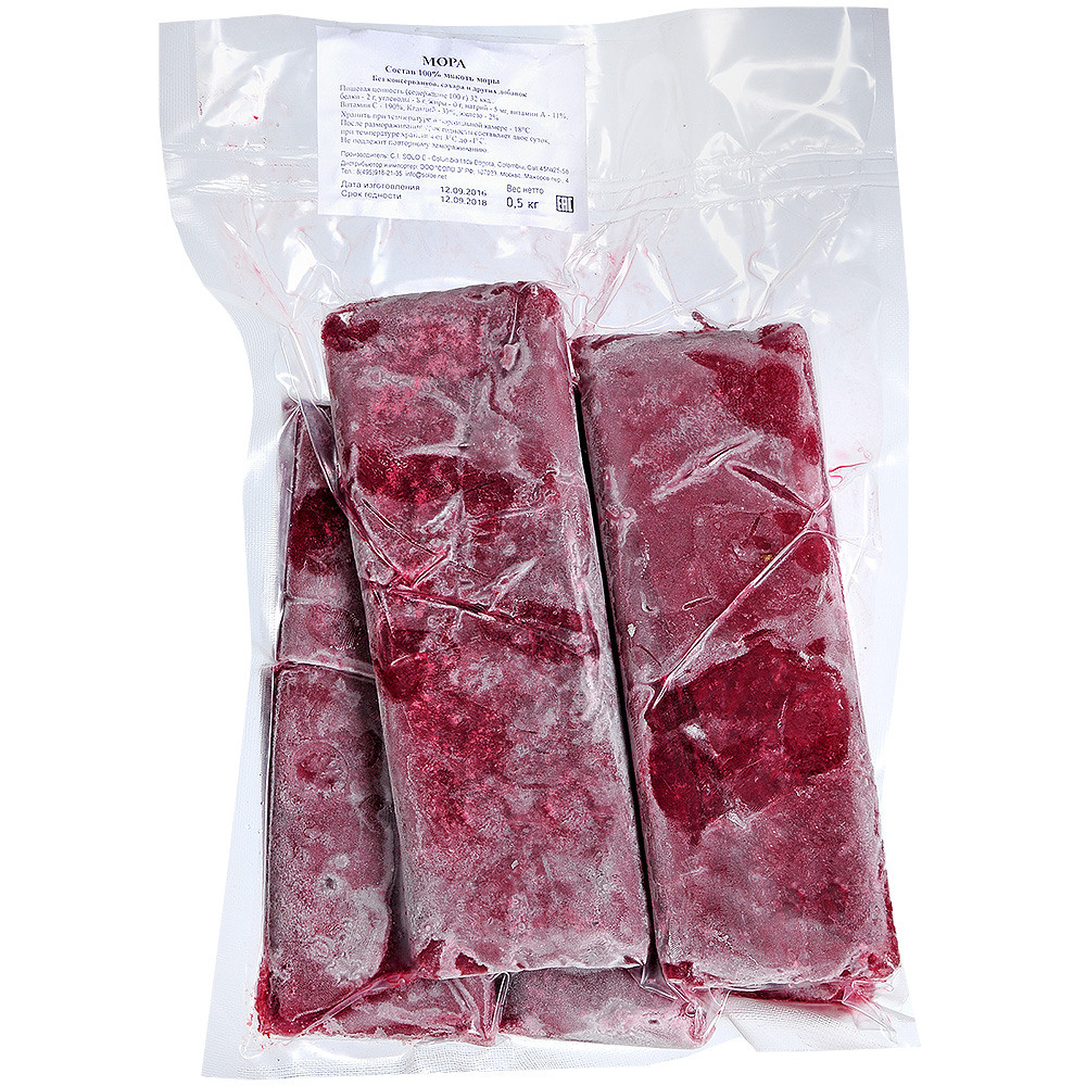 Замороженные продукты на белом фоне.