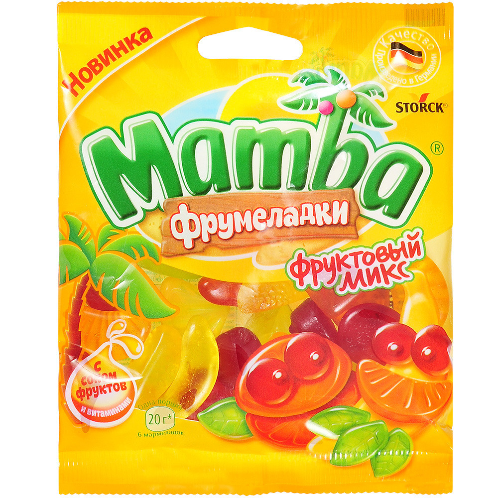 желтый пакетик с конфетами на белом фоне