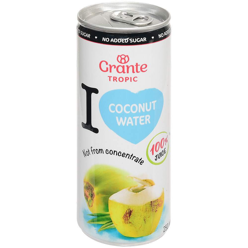 белая жестяная банка с соком на белом фоне