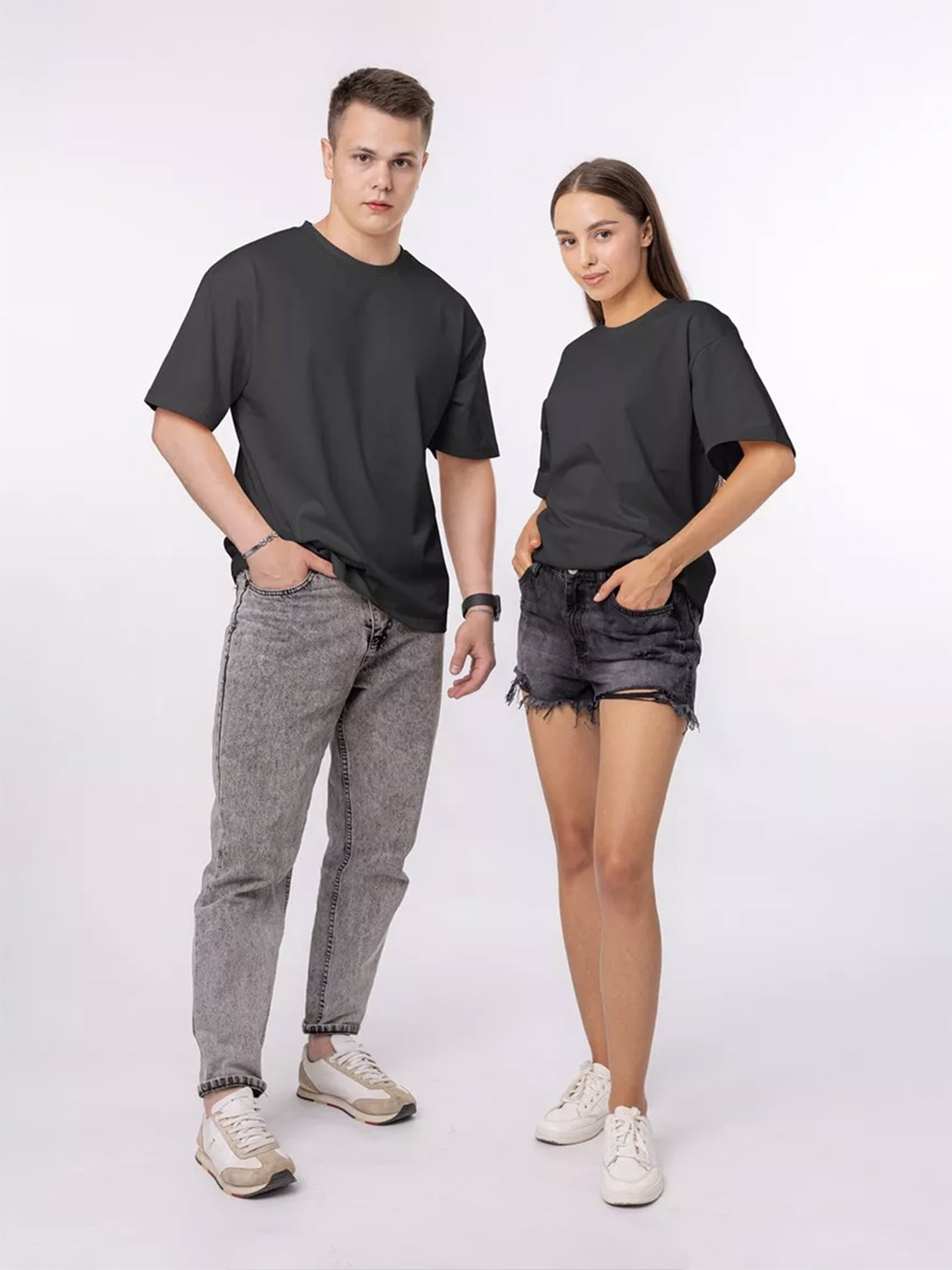 Парень и девушка в темно-серых футболках