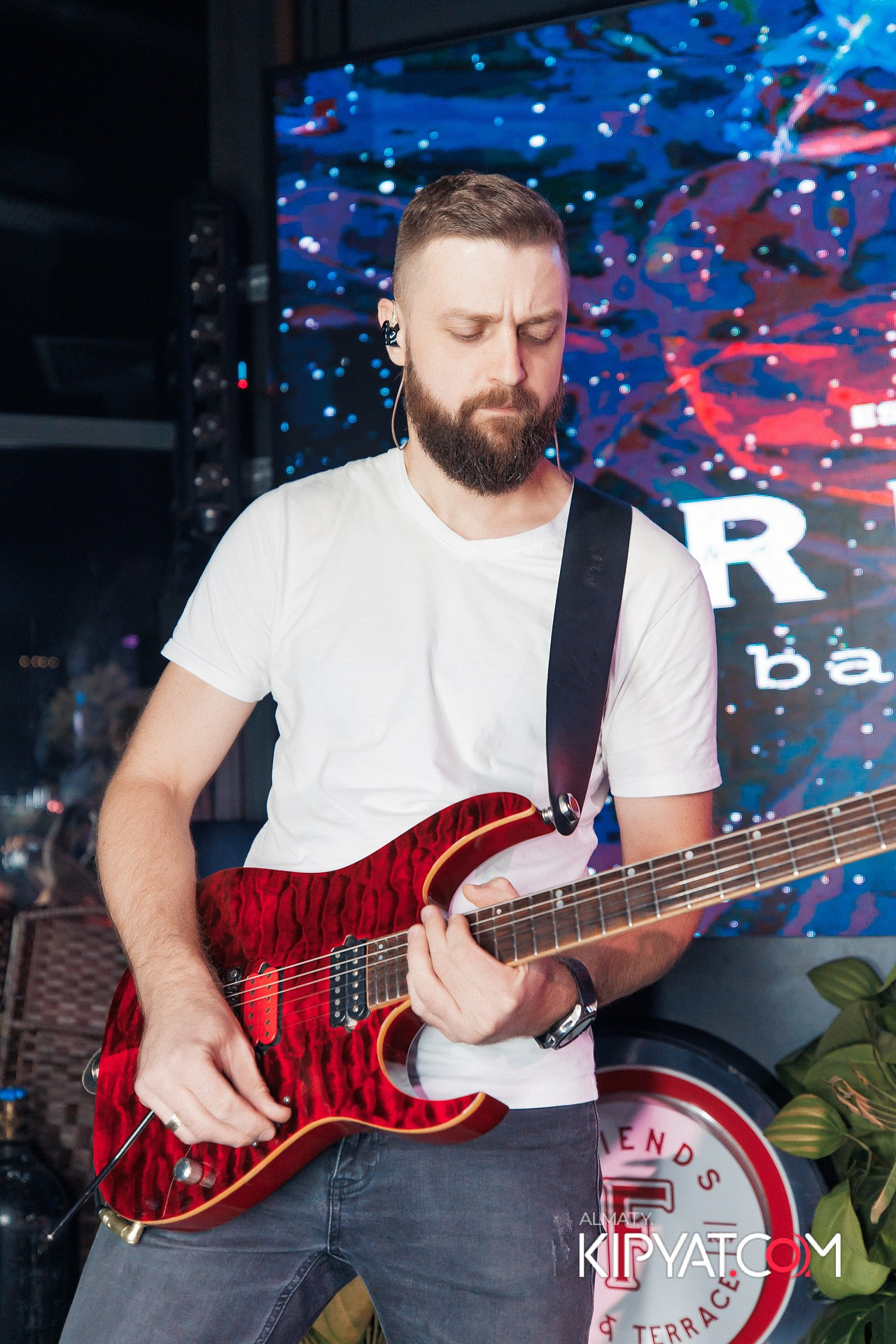 Friends bar & terrace. КИПЯТКОМ АЛМАТЫ!