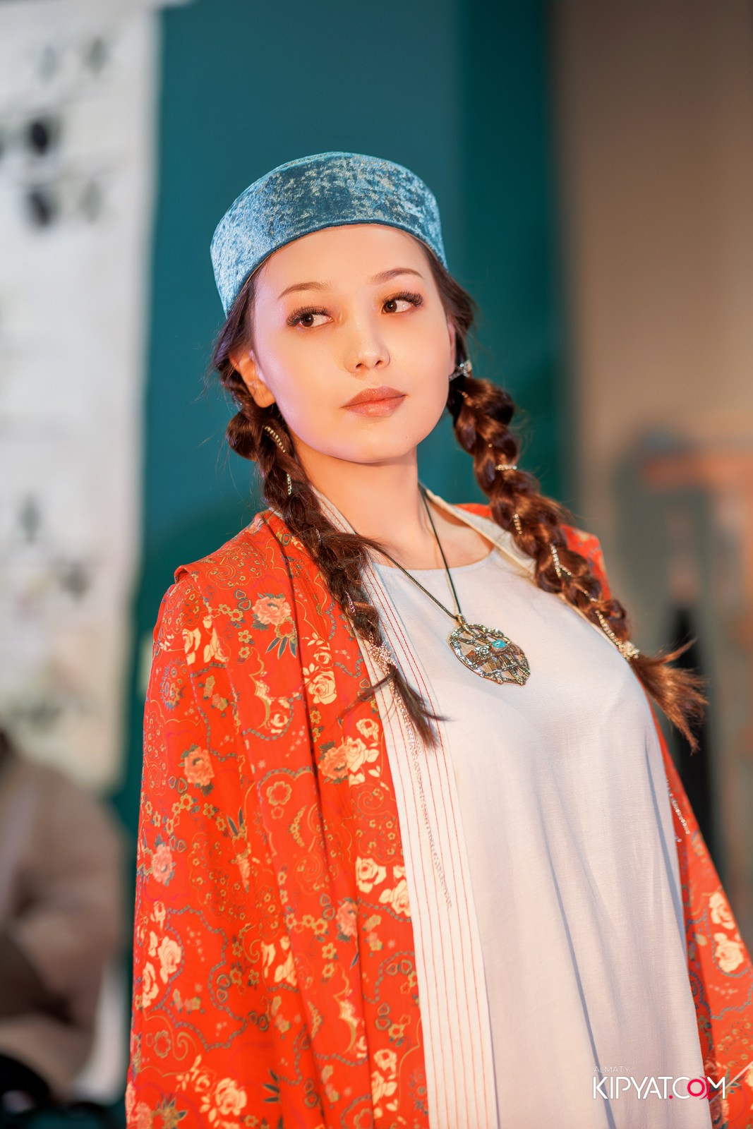 FASHION ПОКАЗ, КАЗАХСКОЙ НАЦИОНАЛЬНОЙ ОДЕЖДЫ. КИПЯТКОМ АЛМАТЫ!