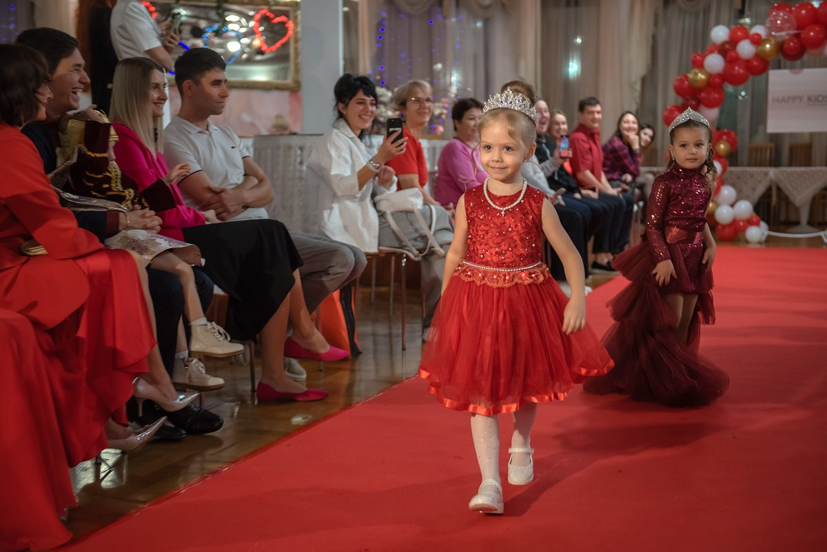 Выпускной в детской школе моделей HAPPYkids 2024. Семейный и коммерческий фотограф в Сочи Александр Бодунов