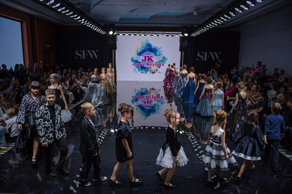 SochiFashionWeek2024 дизайнер Юлия Крылова. Семейный и коммерческий фотограф в Сочи Александр Бодунов