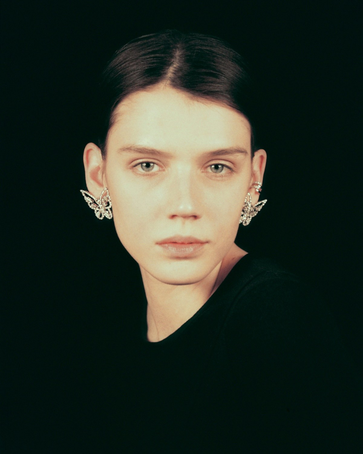 В комнате с чёрной стеной. Художественная фотография. Фотография на плёнку. Илья Вараксин