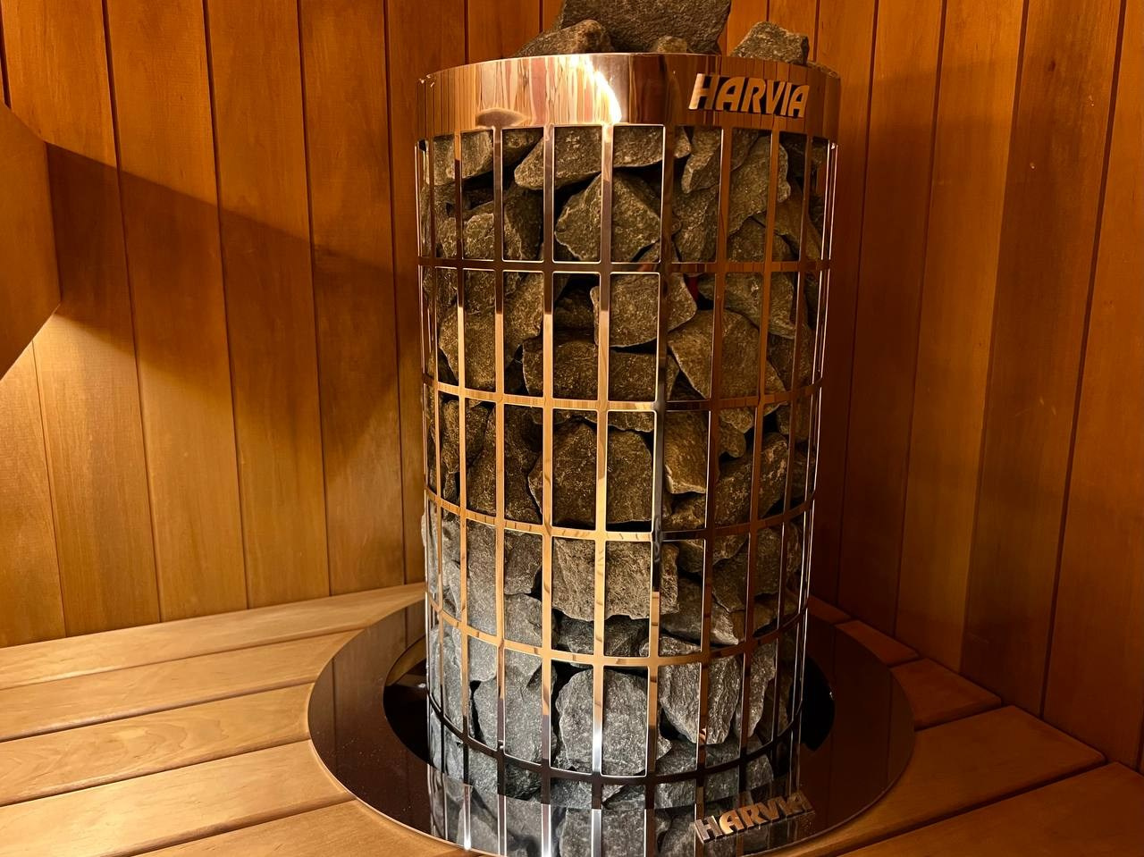 Компактная сауна в Вартемягах: термоольха, закарнизная подсветка, можжевеловое панно и крымское разнотравье. В пологе- Harvia Cilindro. SaunaTopMasters