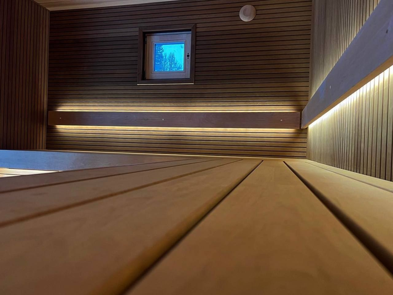 Сауна в Истре из ольхи разного профиля и разной степени термообработки. Огромное панорамное окно и 16.5 кВт энергии, преобразованной в пар!. SaunaTopMasters