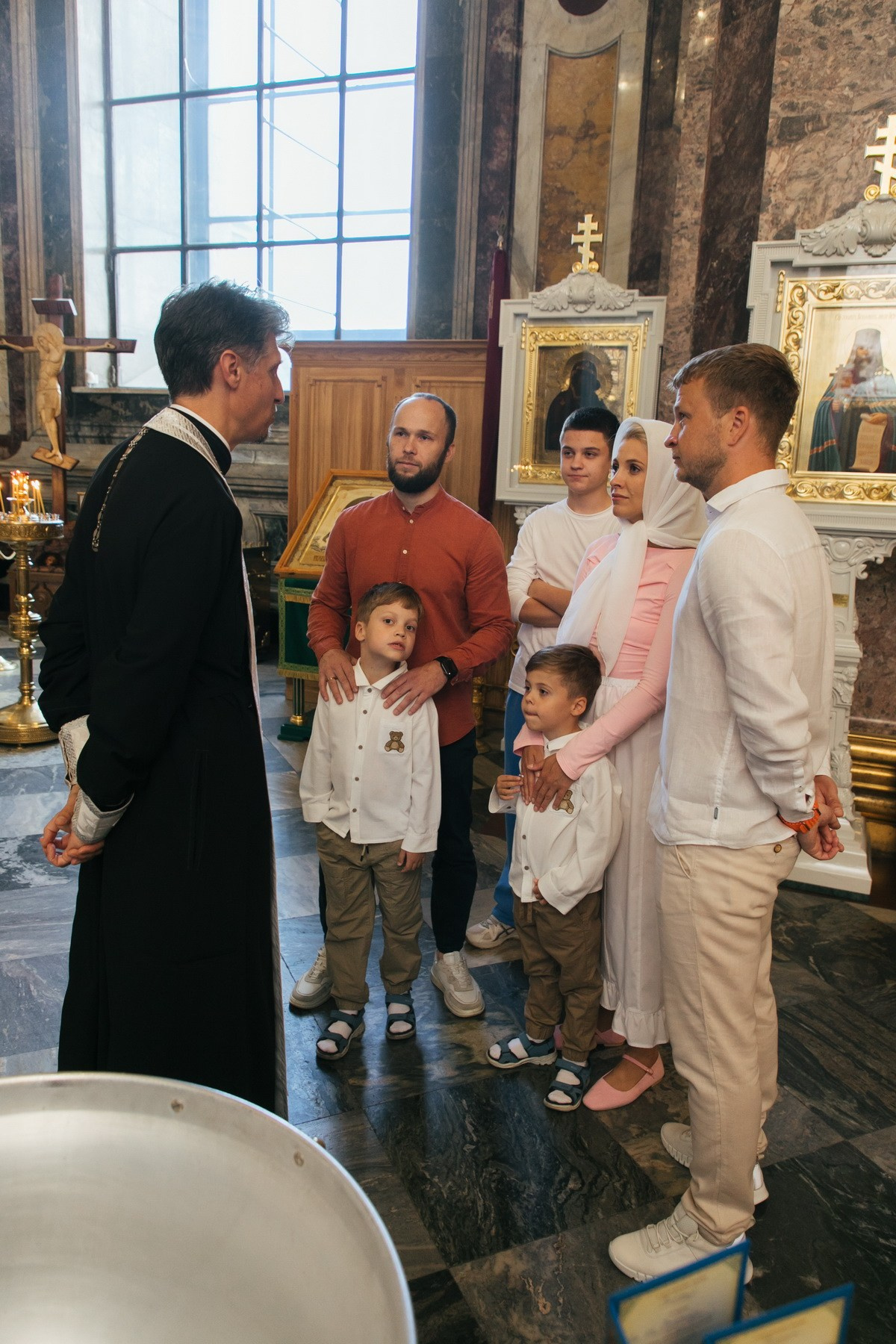 Индивидуальное крещение в Исаакиевском соборе двух братишек. Где лучше креститься в СПб. Лучшие храмы для крещения. Фотограф Денис Дорфф, фотосъемка крещений и венчаний.