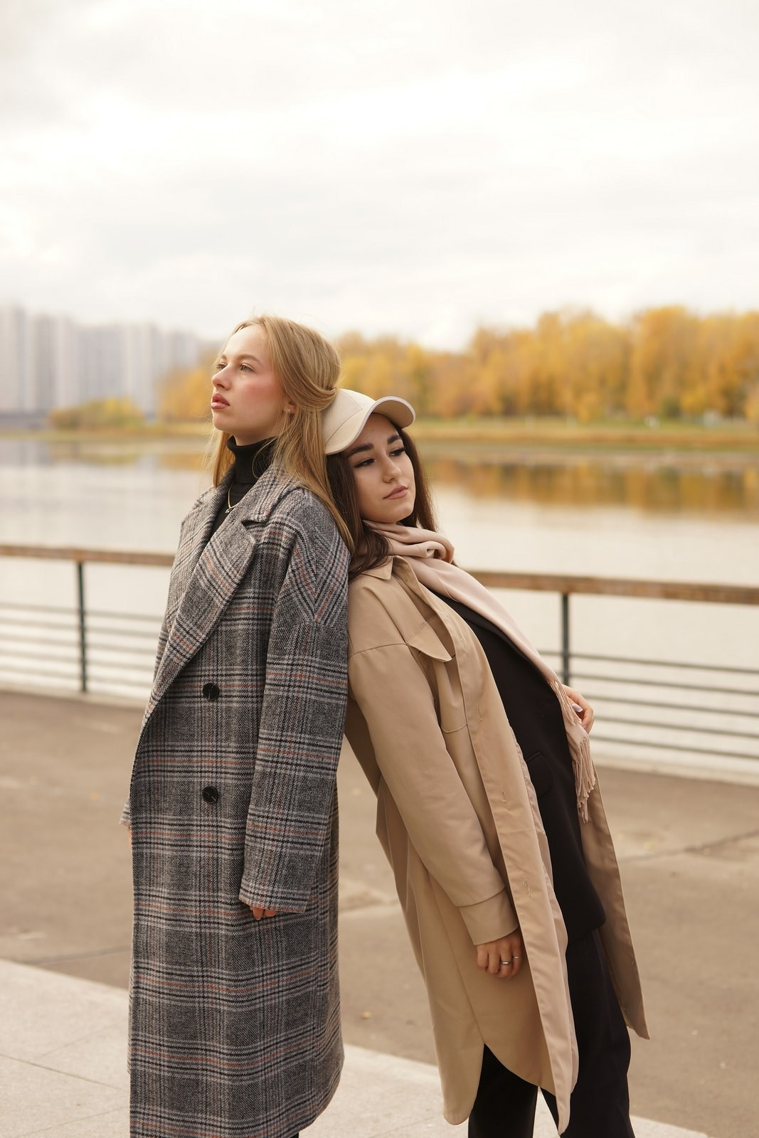 Осенняя фотосессия для выпускного альбома 11 класса: пример вдохновения от гимназистов Сосновоборска. СИГМА | Студия выпускных альбомов Красноярск