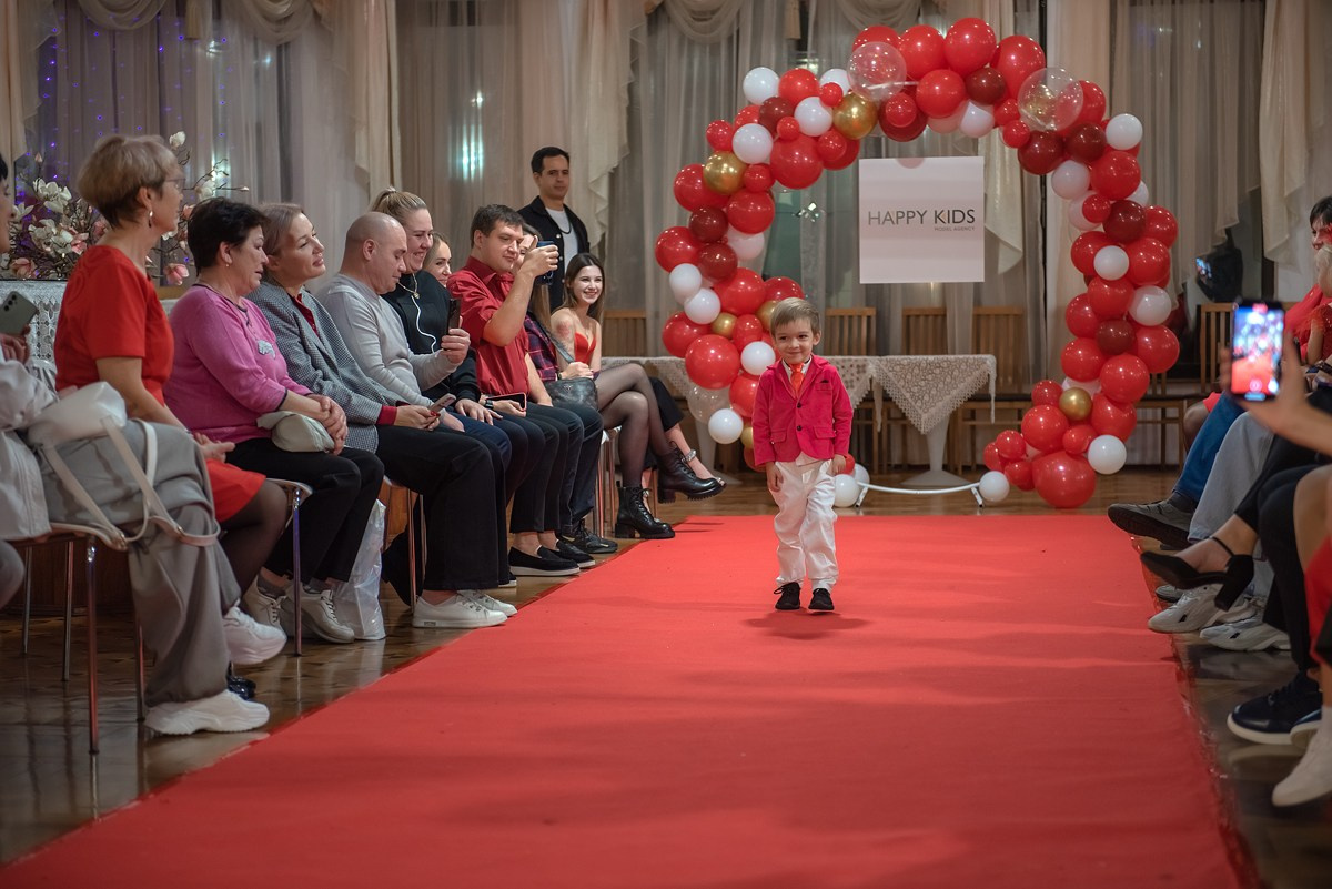 Выпускной в детской школе моделей HAPPYkids 2024. Семейный и коммерческий фотограф в Сочи Александр Бодунов