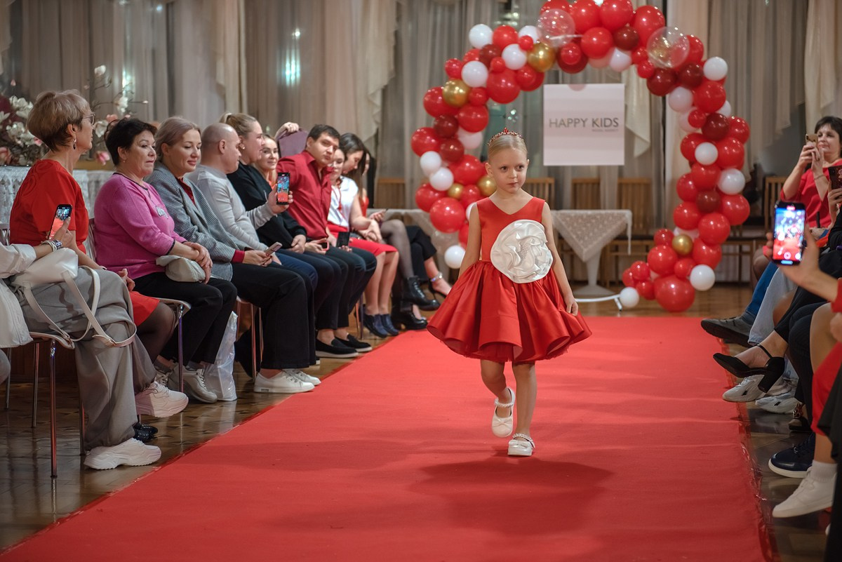 Выпускной в детской школе моделей HAPPYkids 2024. Семейный и коммерческий фотограф в Сочи Александр Бодунов