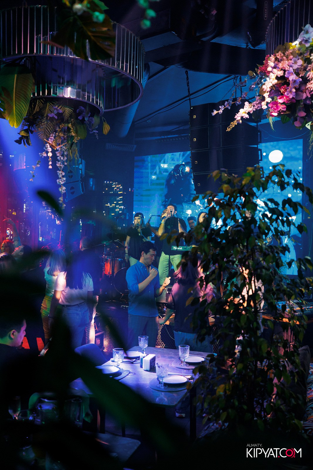 FRIENDS BAR & TERRACE. КИПЯТКОМ АЛМАТЫ!