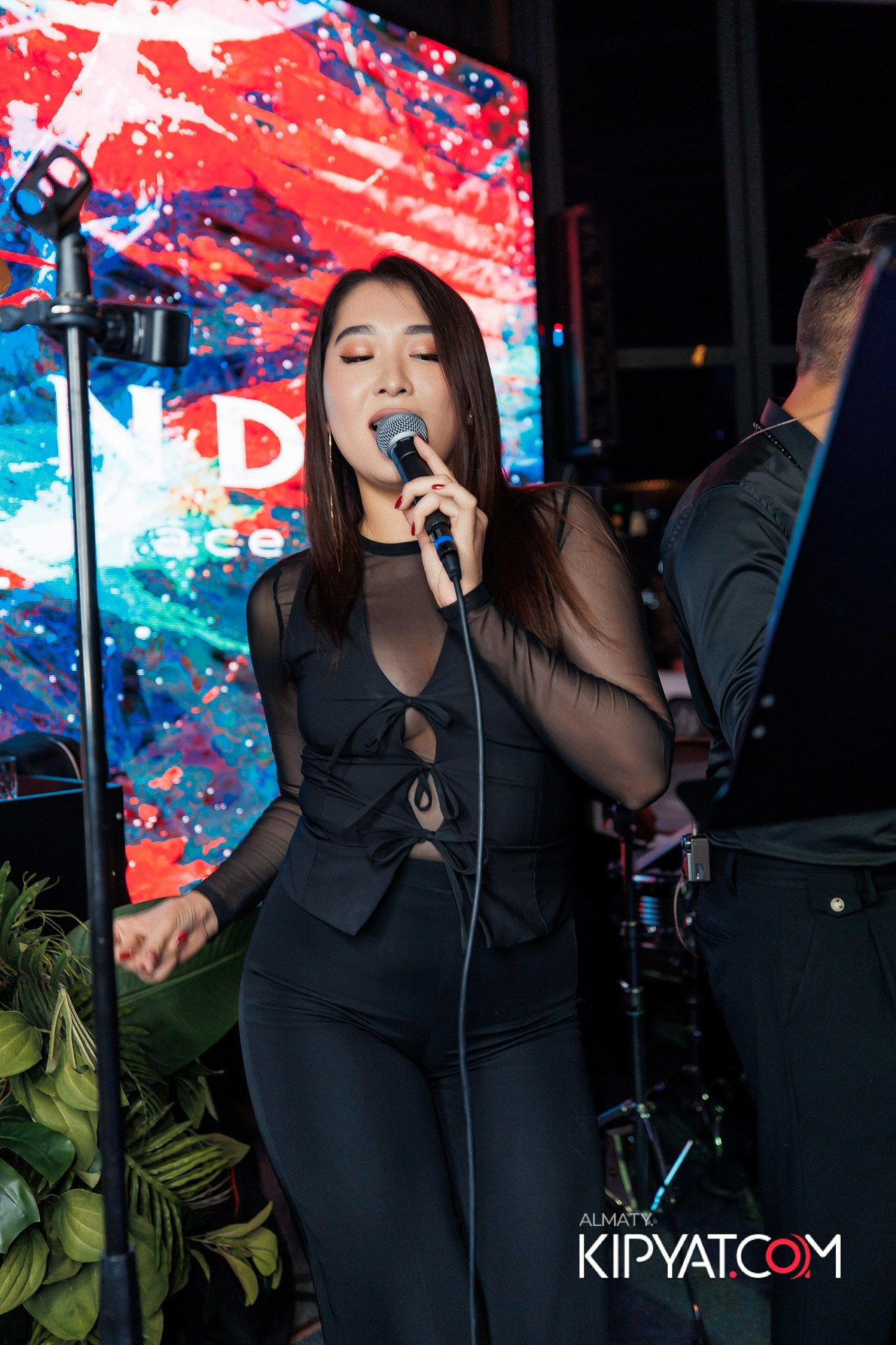 FRIENDS BAR & TERRACE. КИПЯТКОМ АЛМАТЫ!