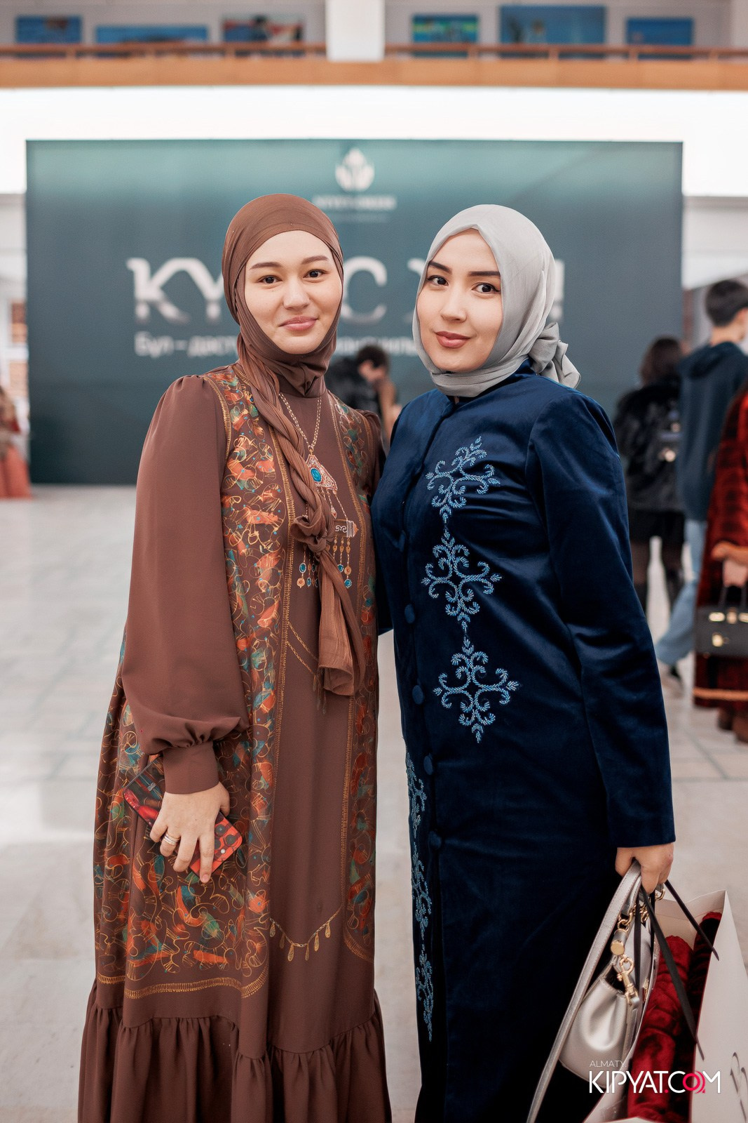 FASHION ПОКАЗ, КАЗАХСКОЙ НАЦИОНАЛЬНОЙ ОДЕЖДЫ. КИПЯТКОМ АЛМАТЫ!