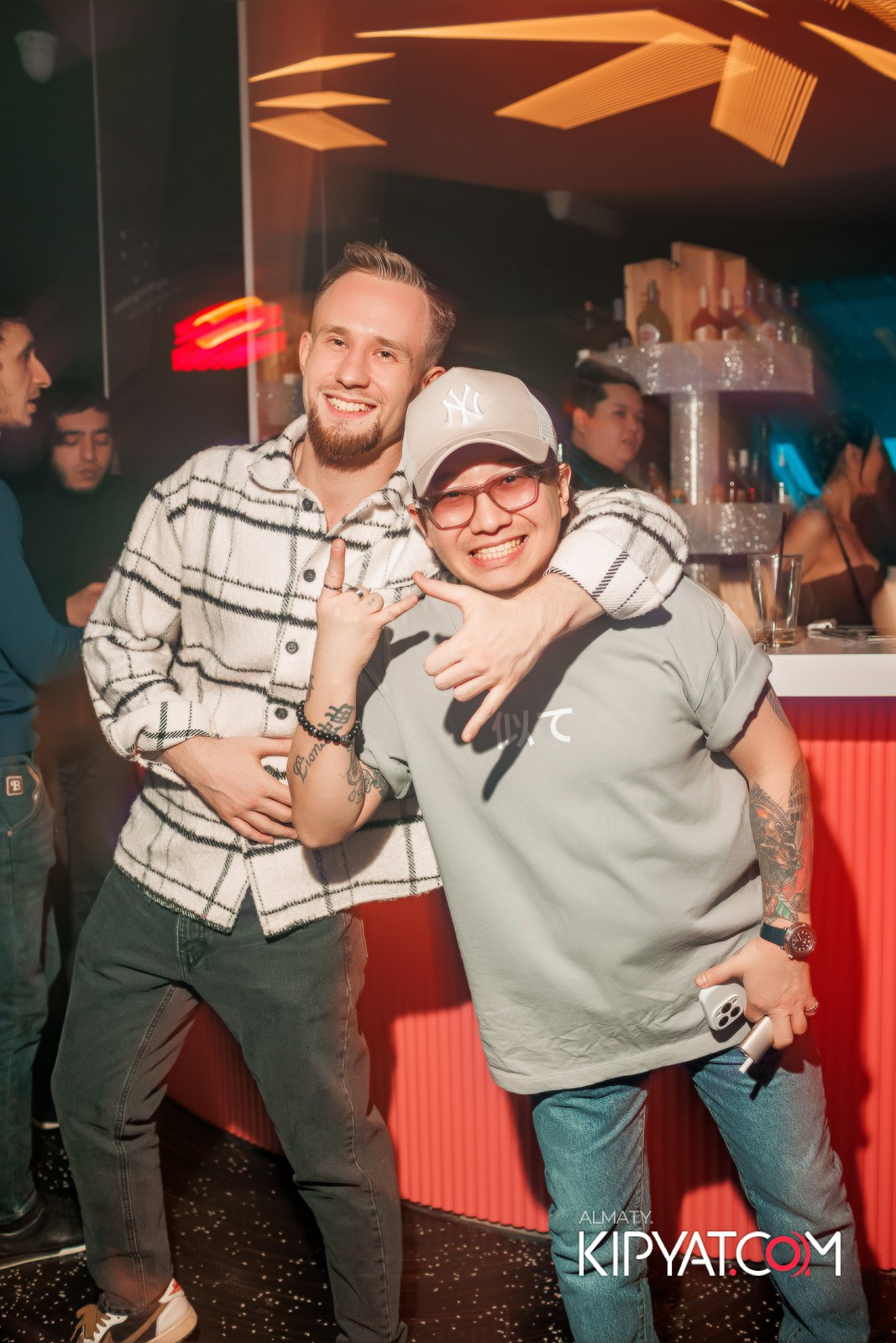 SANTA BARBARA — ПИТ ДЖЕЙСОН (ГР. ПРЕМЬЕР-МИНИСТР) И ИЛЬЯ ЗУДИН (ГР. ДИНАМИТ) НА ПРЕДНОВОГОДНЕЙ ВЕЧЕРИНКЕ. КИПЯТКОМ АЛМАТЫ!