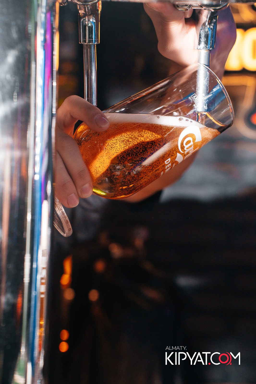 БАР ПАНАЕХАЛИ НА ТОЛЕ БИ. КИПЯТКОМ АЛМАТЫ!