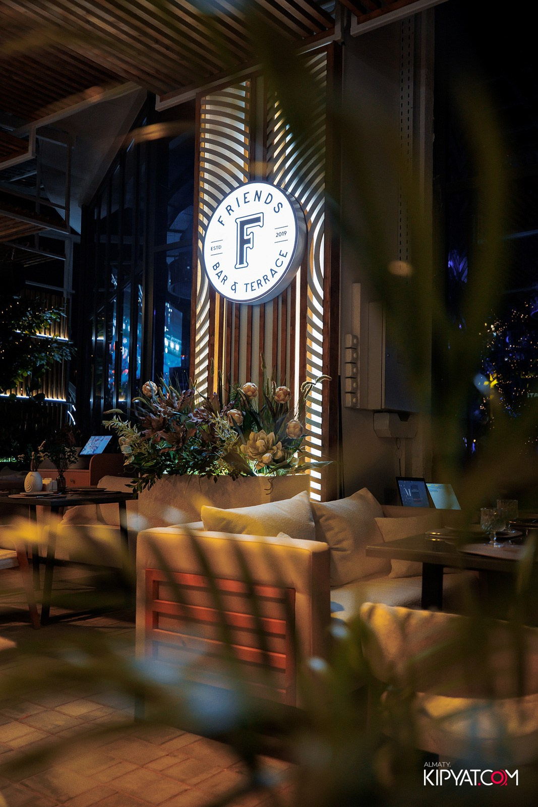 FRIENDS BAR & TERRACE. КИПЯТКОМ АЛМАТЫ!