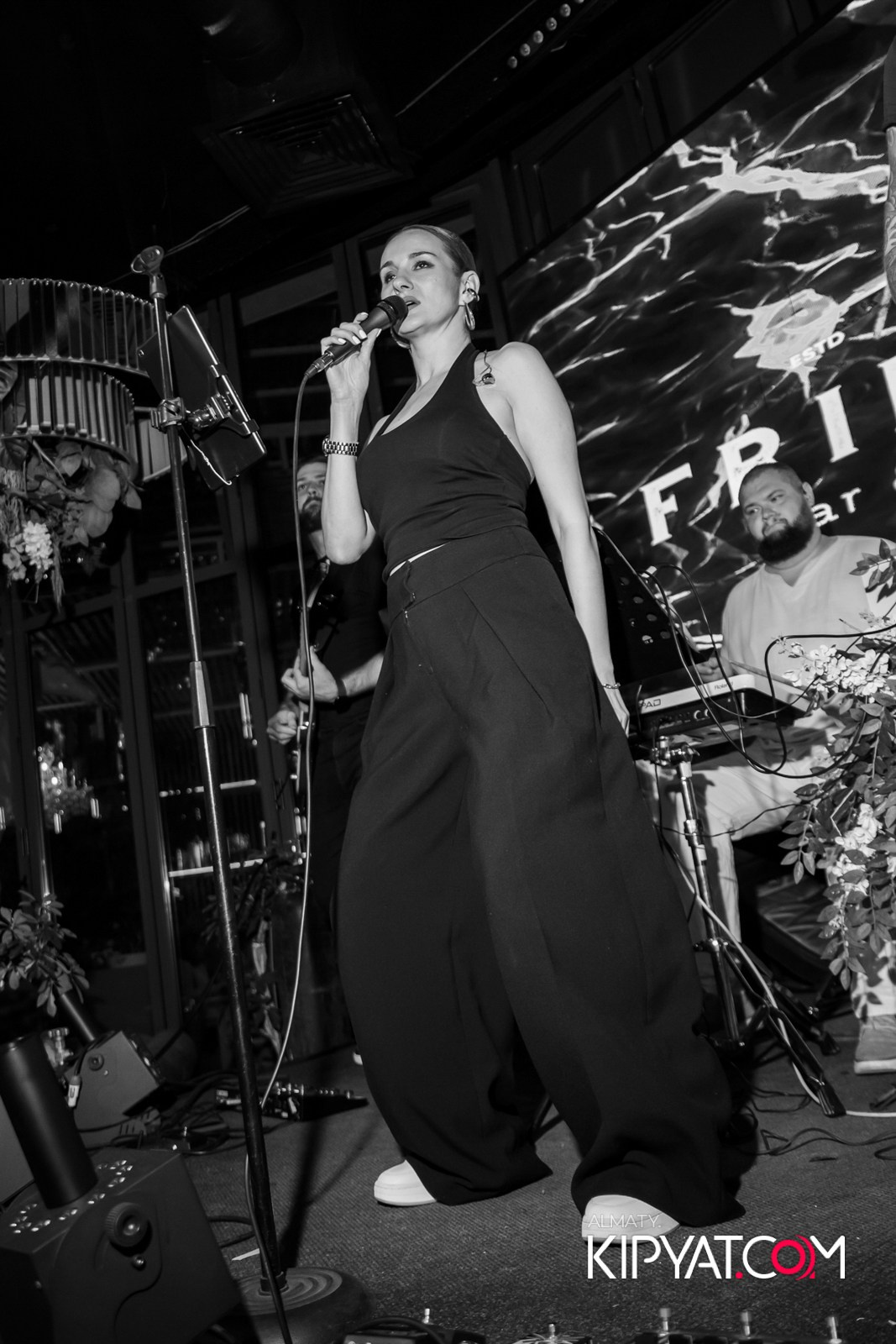 FRIENDS BAR & TERRACE. КИПЯТКОМ АЛМАТЫ!