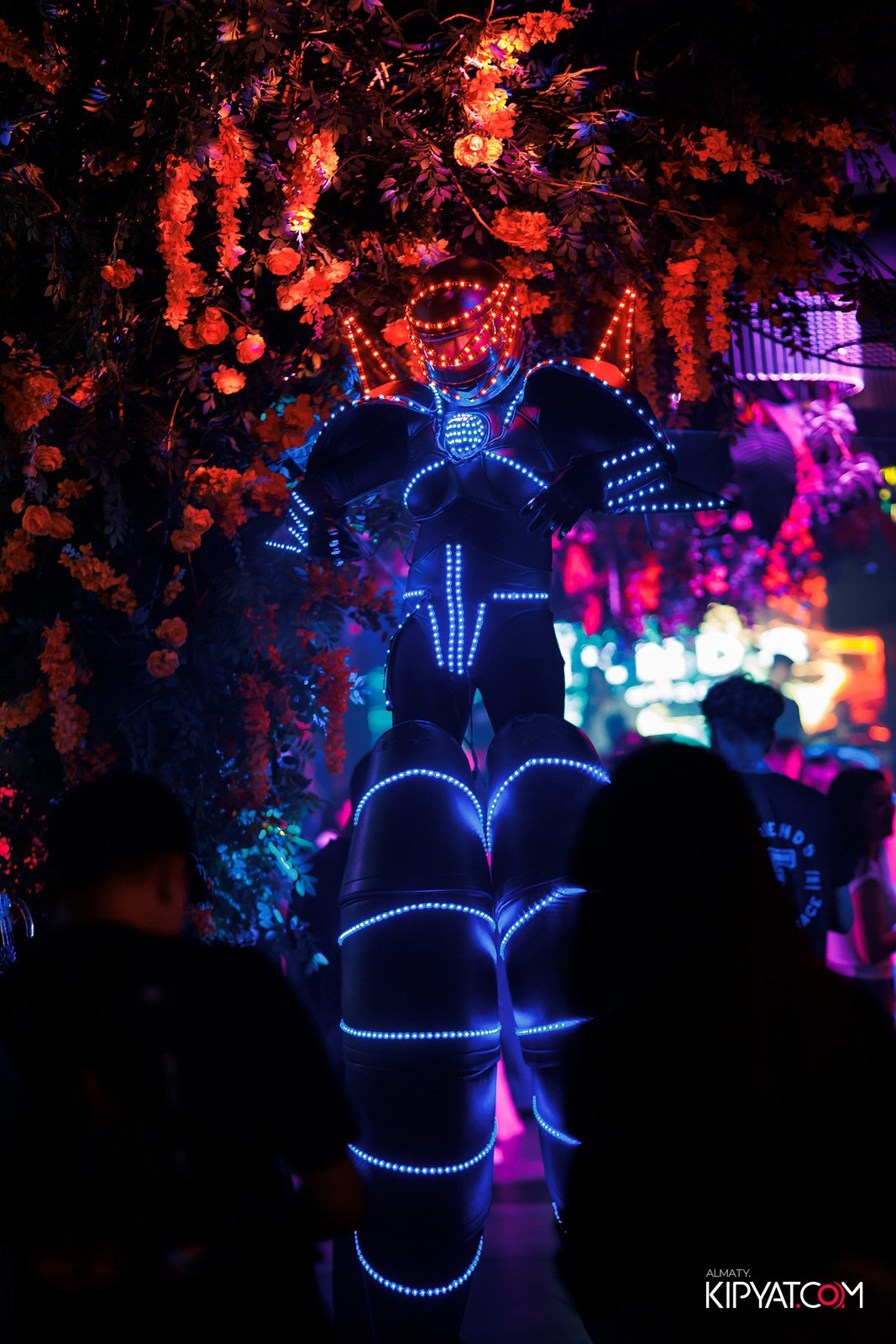 FRIENDS BAR & TERRACE. КИПЯТКОМ АЛМАТЫ!