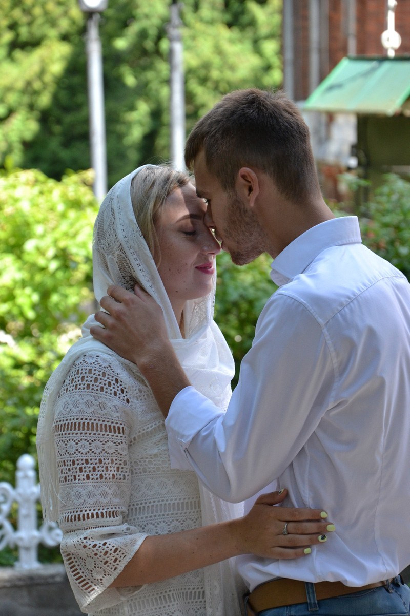 Посещение церкви. Благословение. Fotounata.ru