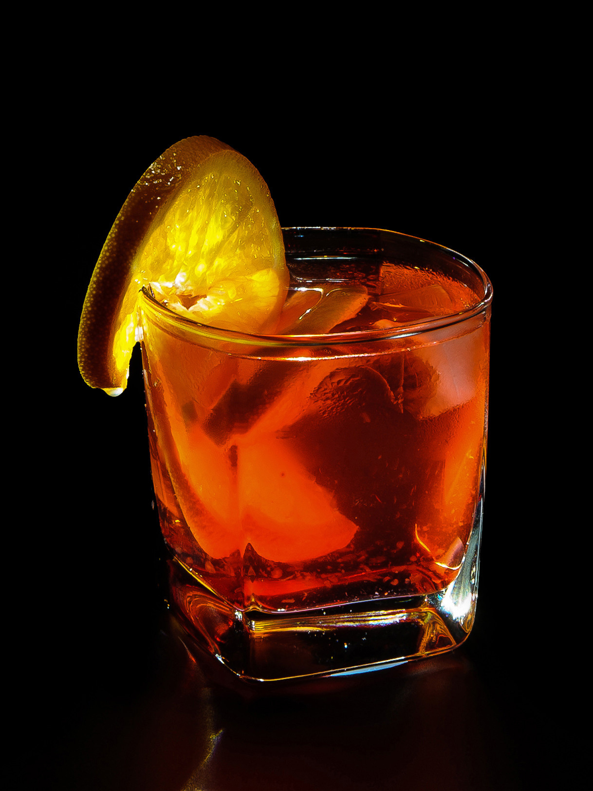 коктейль на черном фоне с подсветкой