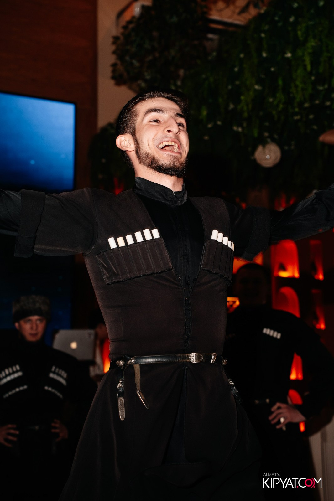 ГРУЗИНСКИЙ ДВОР НА КАБАНБАЙ БАТЫРА. КИПЯТКОМ АЛМАТЫ!