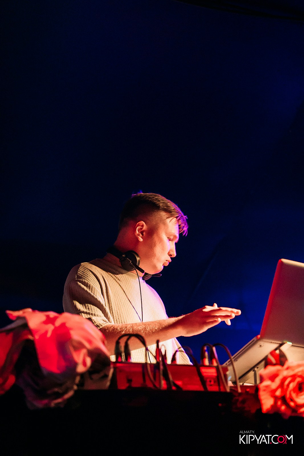 UYAT ЕМES BAR. КИПЯТКОМ АЛМАТЫ!