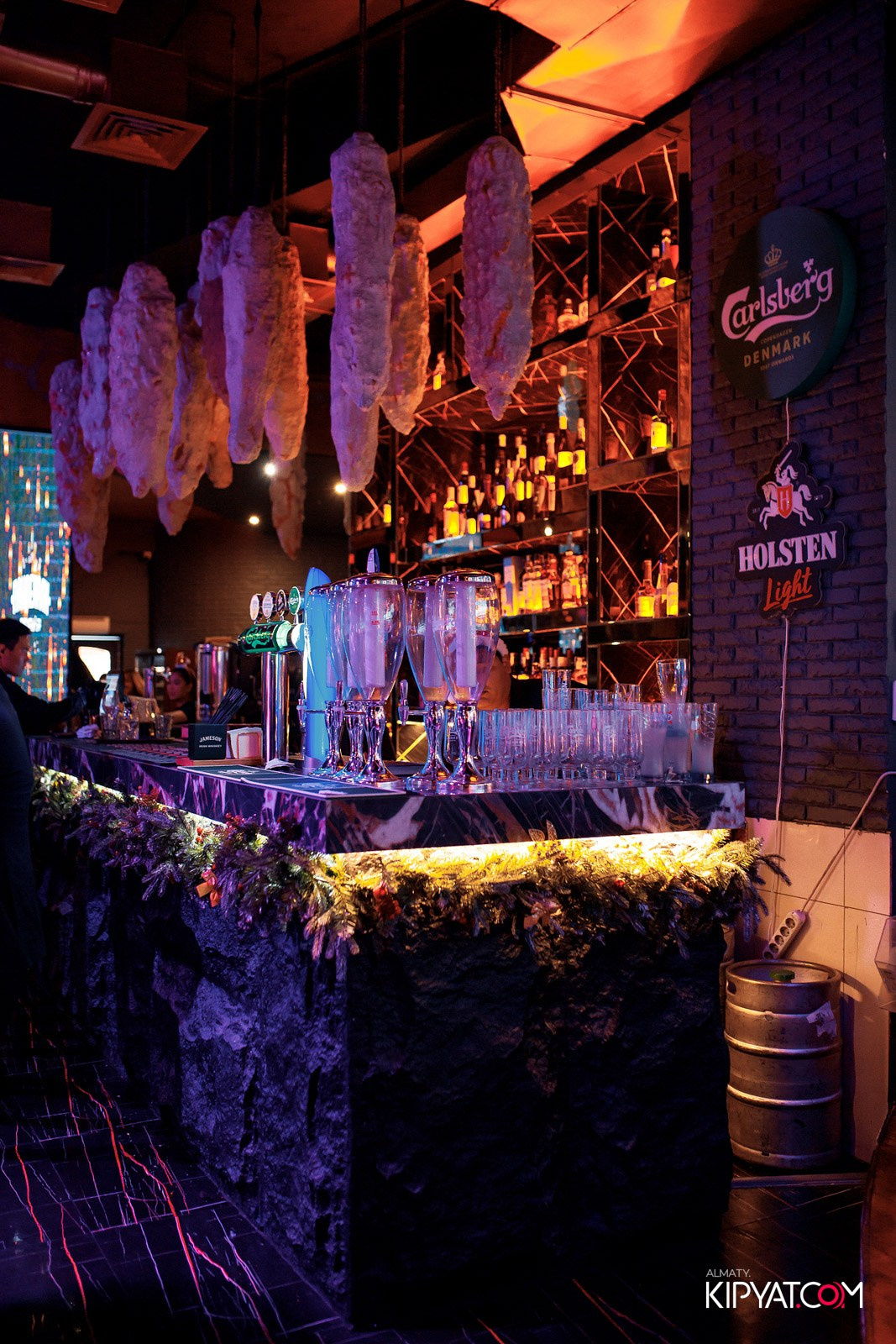 БАР ПАНАЕХАЛИ НА ТОЛЕ БИ. КИПЯТКОМ АЛМАТЫ!