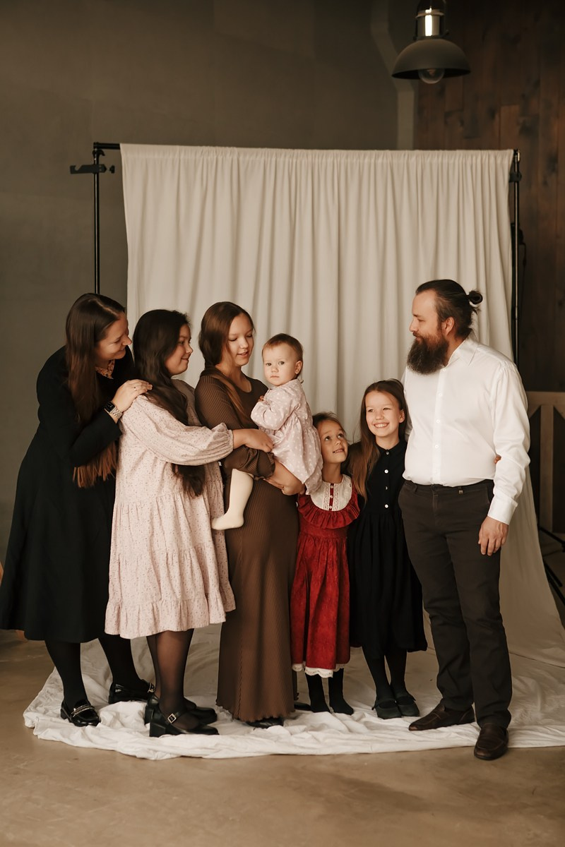 Катя, Николай, Лиза, Ксюша, Аня, Маша, Капитолина. Фотограф Александра Рышкова