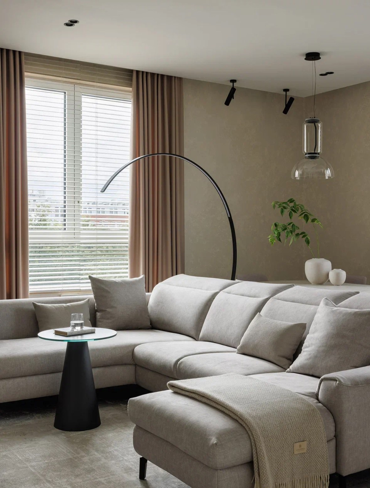 Квартира в нейтральных оттенках. Шторы на заказ в СПб. Выезд дизайнера, карнизы, жалюзи и рулонные шторы