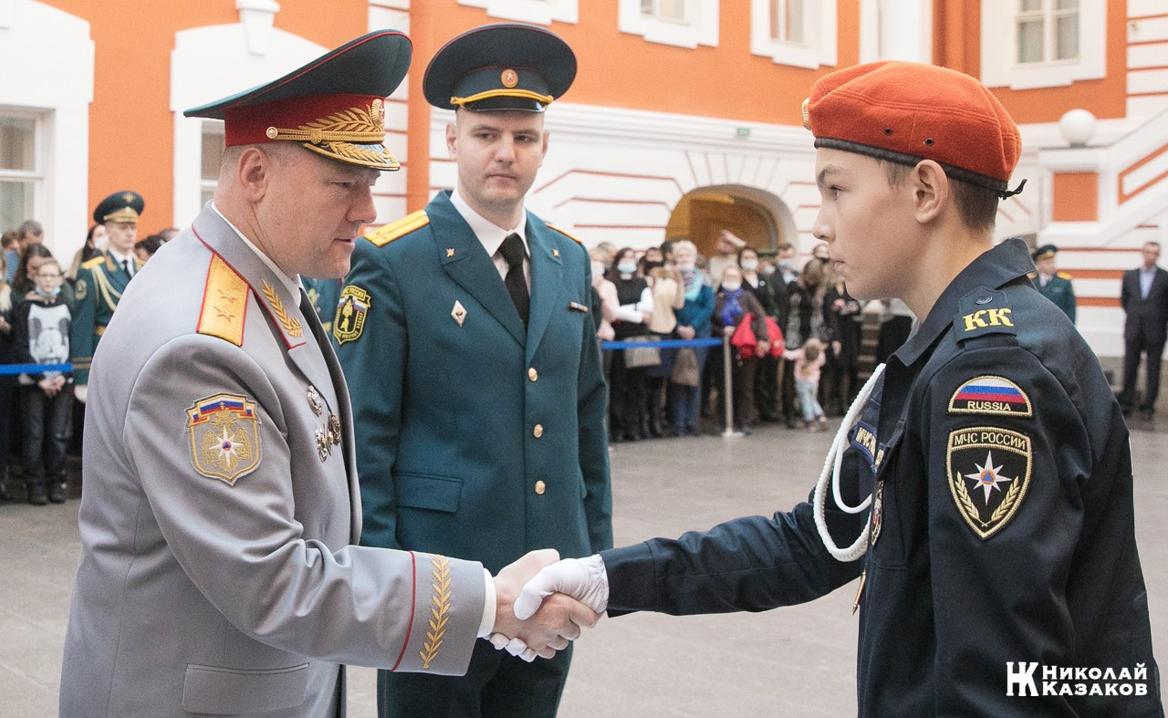 Алексей Серко поздравляет воспитанника кадетского класса МЧС после посвящения в кадеты  в Петропавловской крепости