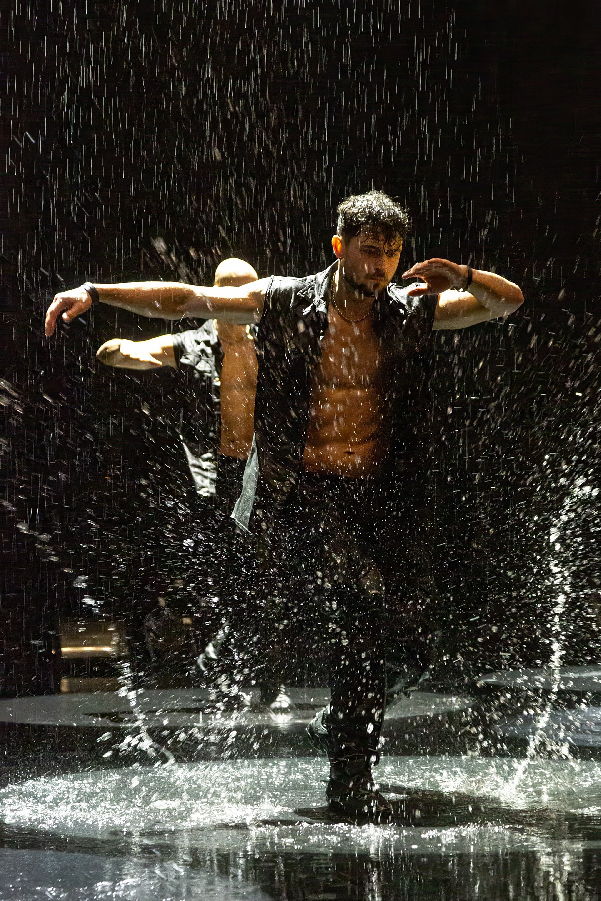 Шоу «Под дождём», ноябрь, 2024. Портретные фотографы в Москве — Анна и Алексей Бородины