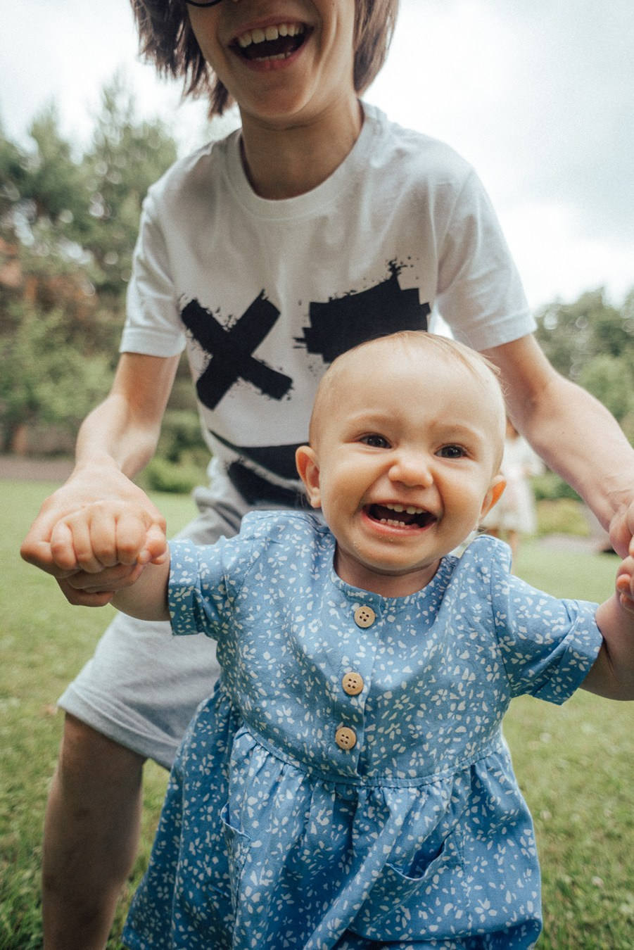 Коля, Ксюша, Саша, Андрей, Кира и бабушки | на даче