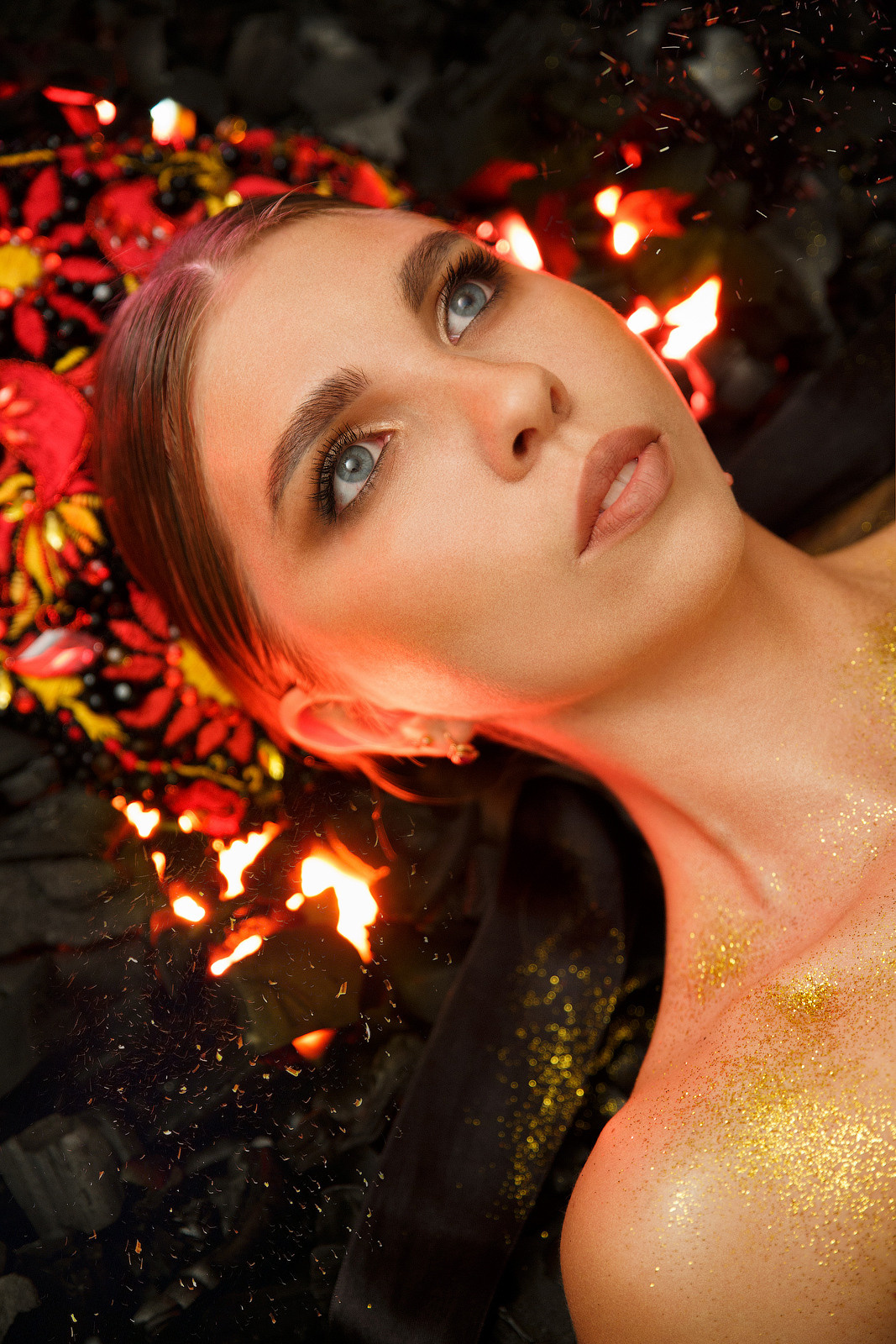 Съёмка сделана в домашних условиях, без какого-либо прописанного плана. За день были найденные необходимые детали и вечером преступили к съёмке. Для съёмки понадобилось:— 5кг угля купленного в магните,— три чёрных листа картона,— один одолженный вейп у Михаила Белоусова,— три rgb панельки видео света купленные в Фотомагазин Фотомаг59 на Сибирской, 22в (зарытые в уголь),— один галогенновый моноблок на 1000w (направлены в потолок),— одна настольная лампа и палка из леруа мерлен (+ красный скотч) для контрового света,— кокошник ручной работы от Марии Кравец,— золотистый глиттер (который теперь валяется по всему дому),— камера + штатив.Model: Мария КравецИдея съёмки жила в голове уже несколько лет, после просмотра фильма — «Он — драко́н»