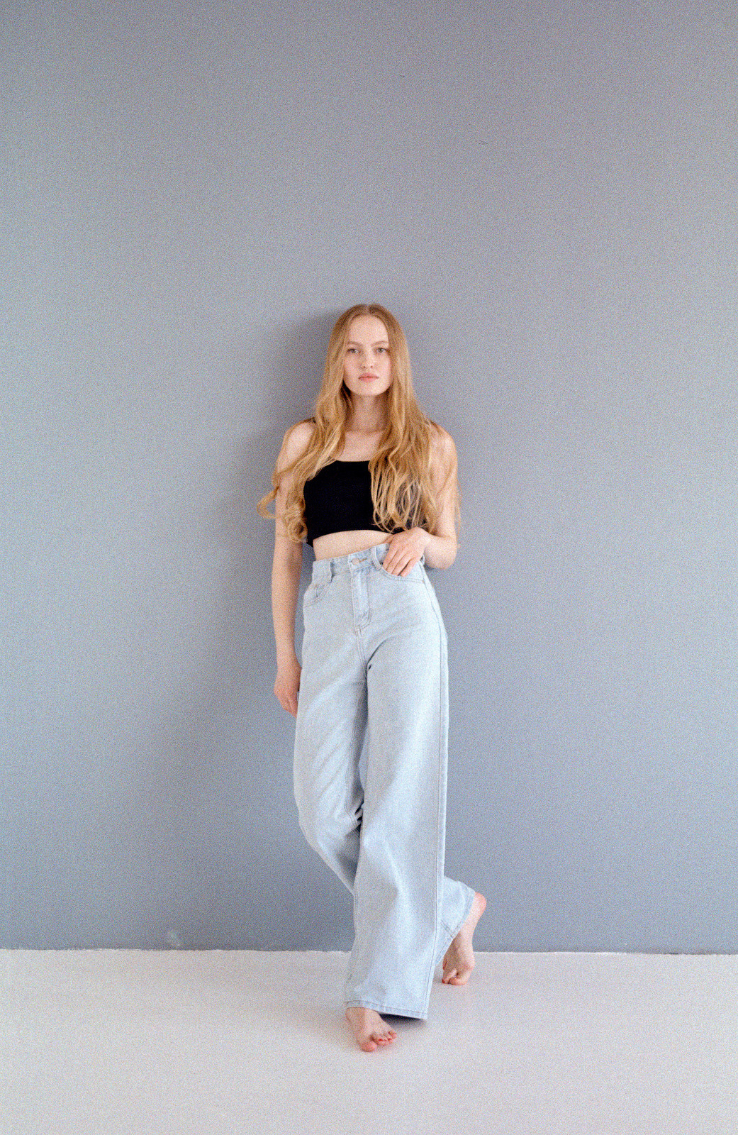 Данный тест проводился в студии на большой циклораме с естественным светом от окна.Kodak Pro Image 100 даёт слегка приглушённые цвета. Пленка более деликатная, сдержанная. Предназначена для съемки лав-стори, портретной, свадебной фотографии. В целом пленка мне понравилась, особенно тем, как обыгрывает красный цвет. Красный уходит в холодно-розовый, местами холодно-коралловый.Model: Аня Жулановаcamera: canon eos 650lens1: sigma art 50 mm 1.4film: Kodak Pro Image 100