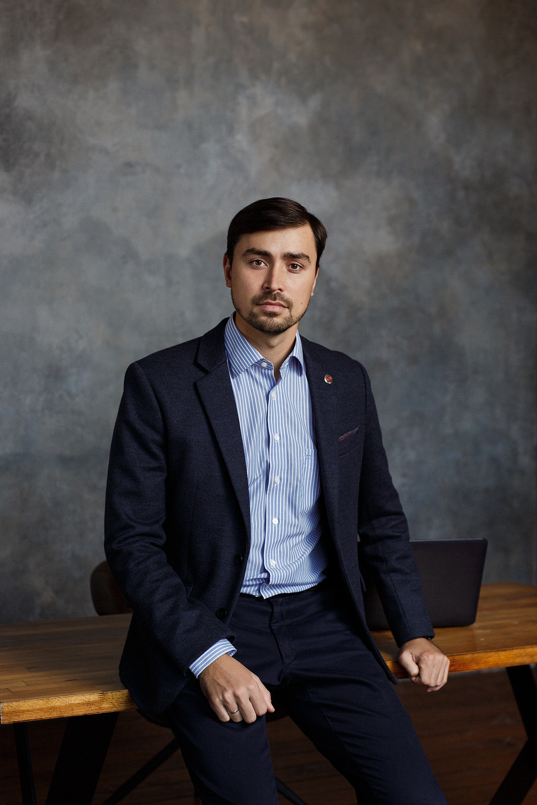 Мужской бизнес-портрет для Николая Зубарева Для чего необходим бизнес-портрет? Съемку делового портрета профессиональным фотографом заказывают для создания имиджа человека. Съемка в деловом стиле понадобится: — Руководителям и топ-менеджерам: образ официального представителя фирмы, представляющего ее услуги, ассоциируется у клиента с самой компанией, таким образом, грамотно выполненный деловой портрет сотрудника повышает доверие потребителей к организации, которую он представляет;— Представителям профессий, тесно взаимодействующим с людьми — врачам, юристам, личным тренерам: правильный образ специалиста, созданный с помощью бизнес-портрета — залог привлечения клиентов;— Публичным людям — политикам, чиновникам, которые формируют имидж для поддержки электоратом; такие бизнес-портреты размещают в СМИ, на официальных политических ресурсах, в рамках избирательных кампаний.Photo: Дмитрий Молчановlocation: Фотостудия LABORATORY#ФотографПермь #perm #ФотосессияПермь #PROFOTO #ДеловойПортретПермь #БизнесПортретПермь #loftfabrika