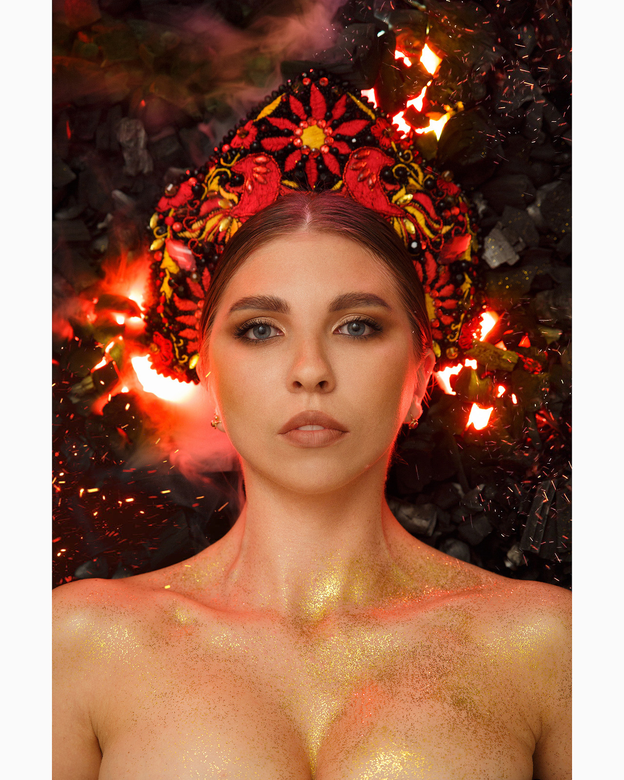 Съёмка сделана в домашних условиях, без какого-либо прописанного плана. За день были найденные необходимые детали и вечером преступили к съёмке. Для съёмки понадобилось:— 5кг угля купленного в магните,— три чёрных листа картона,— один одолженный вейп у Михаила Белоусова,— три rgb панельки видео света купленные в Фотомагазин Фотомаг59 на Сибирской, 22в (зарытые в уголь),— один галогенновый моноблок на 1000w (направлены в потолок),— одна настольная лампа и палка из леруа мерлен (+ красный скотч) для контрового света,— кокошник ручной работы от Марии Кравец,— золотистый глиттер (который теперь валяется по всему дому),— камера + штатив.Model: Мария КравецИдея съёмки жила в голове уже несколько лет, после просмотра фильма — «Он — драко́н»