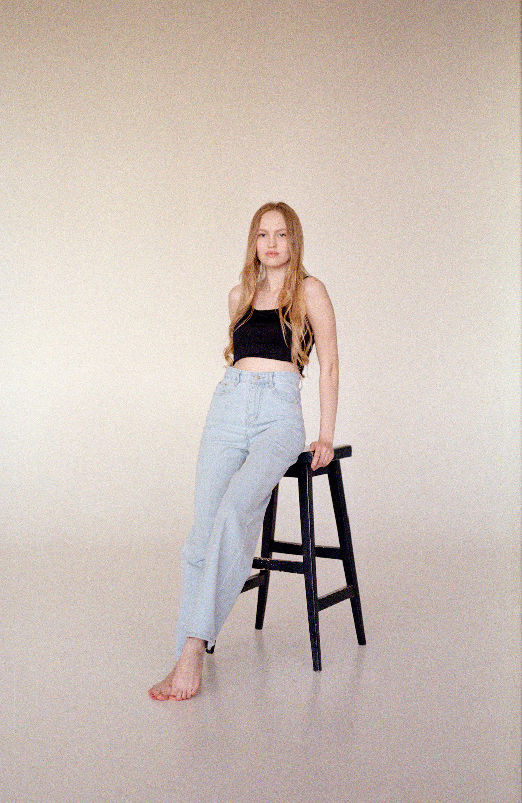 Данный тест проводился в студии на большой циклораме с естественным светом от окна.Kodak Pro Image 100 даёт слегка приглушённые цвета. Пленка более деликатная, сдержанная. Предназначена для съемки лав-стори, портретной, свадебной фотографии. В целом пленка мне понравилась, особенно тем, как обыгрывает красный цвет. Красный уходит в холодно-розовый, местами холодно-коралловый.Model: Аня Жулановаcamera: canon eos 650lens1: sigma art 50 mm 1.4film: Kodak Pro Image 100