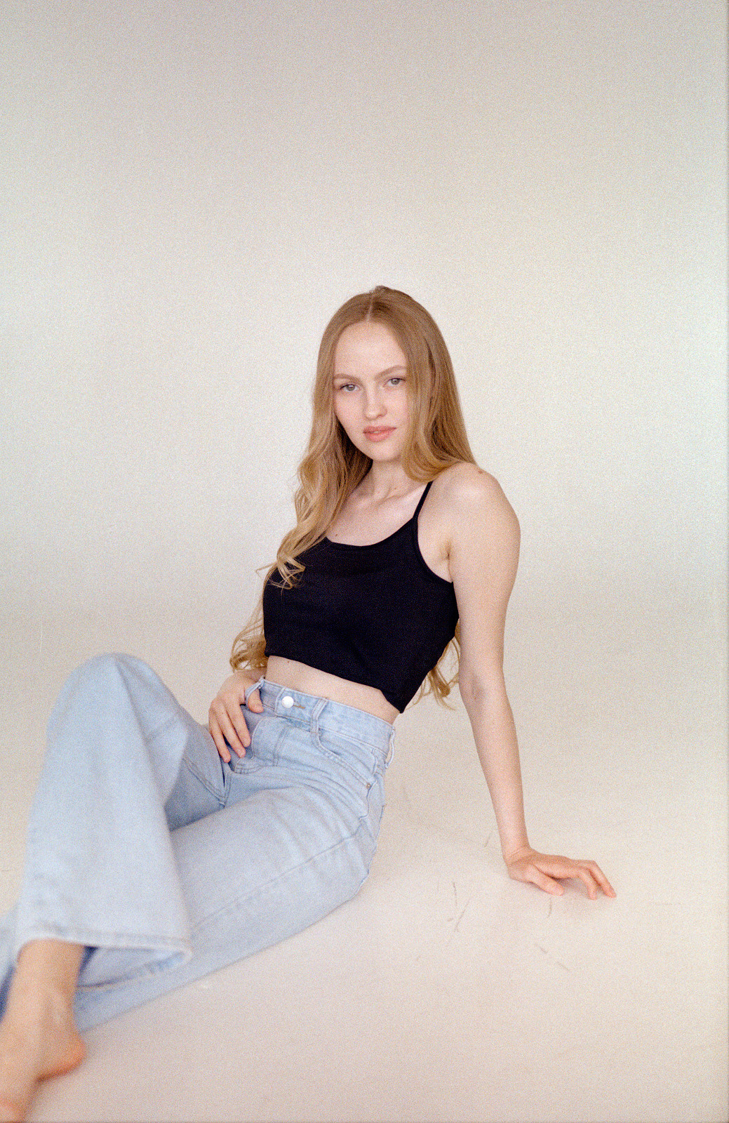 Данный тест проводился в студии на большой циклораме с естественным светом от окна.Kodak Pro Image 100 даёт слегка приглушённые цвета. Пленка более деликатная, сдержанная. Предназначена для съемки лав-стори, портретной, свадебной фотографии. В целом пленка мне понравилась, особенно тем, как обыгрывает красный цвет. Красный уходит в холодно-розовый, местами холодно-коралловый.Model: Аня Жулановаcamera: canon eos 650lens1: sigma art 50 mm 1.4film: Kodak Pro Image 100